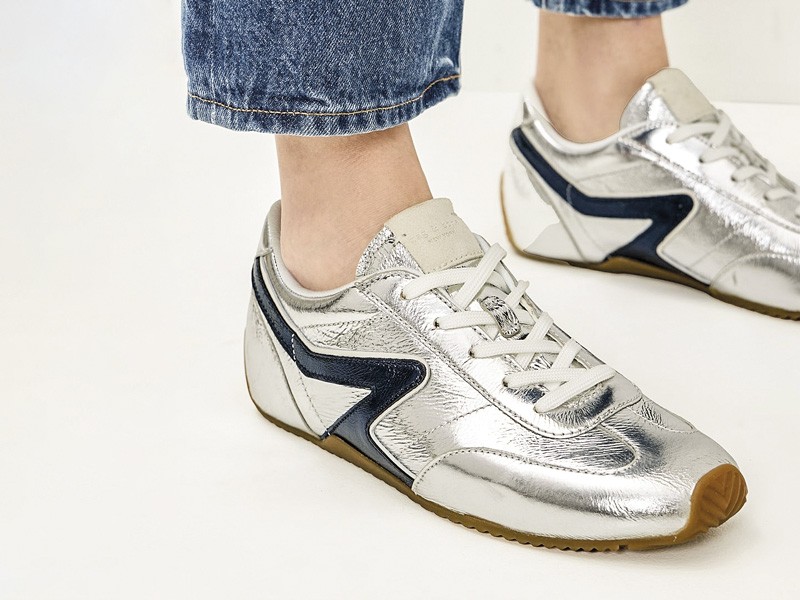 Women’s metallic sneakers with urban silver shine