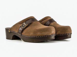 7. Zuecos, sabots, mules y destalonados en general son tendencia para usar con los imprescindibles y coloridos calcetines y medias gruesas de lana. APUNTES Otoño Invierno 2022
