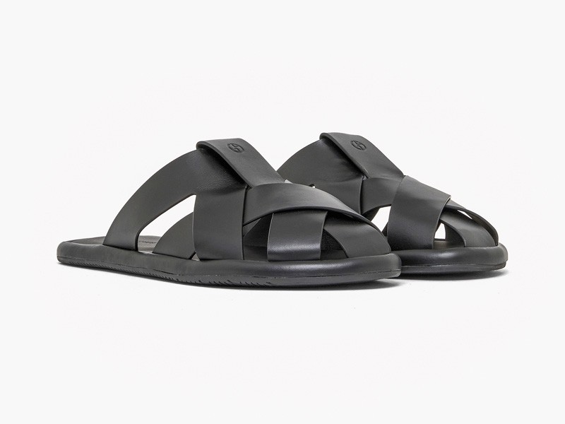 Urban slides combine wide bands, buckles and crossings
