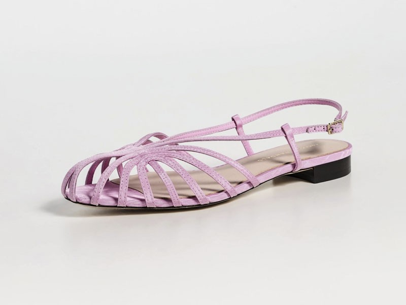 Sandalias cangrejeras renuevan tramas, color y tiras