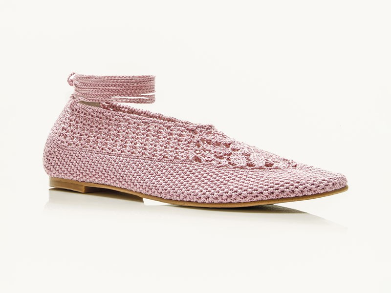 ROSA CALZADO MUJER ARTESANAL SANDALIA TENDENCIA PRIMAVERA VERNAO 2026 2027 SERMA167hvoya-pink-merezhyvni-2.jpg Calzado rosa suaviza siluetas urbanas con acentos brillantes