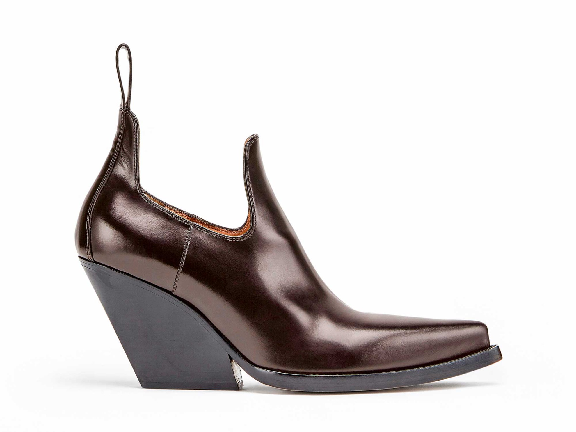 Reinterpretation of the cowboy concept to the urban shoe, maintaining the typical shape, the pointed lasts and the conical or Cuban heel of 9 cms. high. With original cut opening at the ankles. BOTTEGA VENETA: Next winter booties?