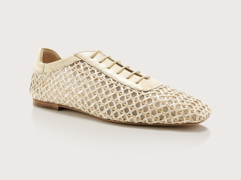 ACORDONADOS MUJER CALZADO TENDENCIA PRIMAVERA VERNAO 2026 2027 SERMA 157andrea-gomez-ivory-antonia-raffi.jpg Acordonados femeninos combinan calados, punteras y cordones
