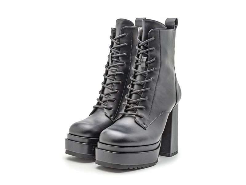 Botas altas acordonadas