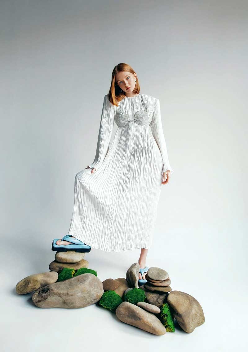 FOTO-7.-SINOBI1 CHANCLAS OJOTAS PUNTA CUADRADA Alexander Vernik Shushan Pambukhchan UCRANIA.jpg From Ukraine: SINOBI square slides and flip flops. The coolest.