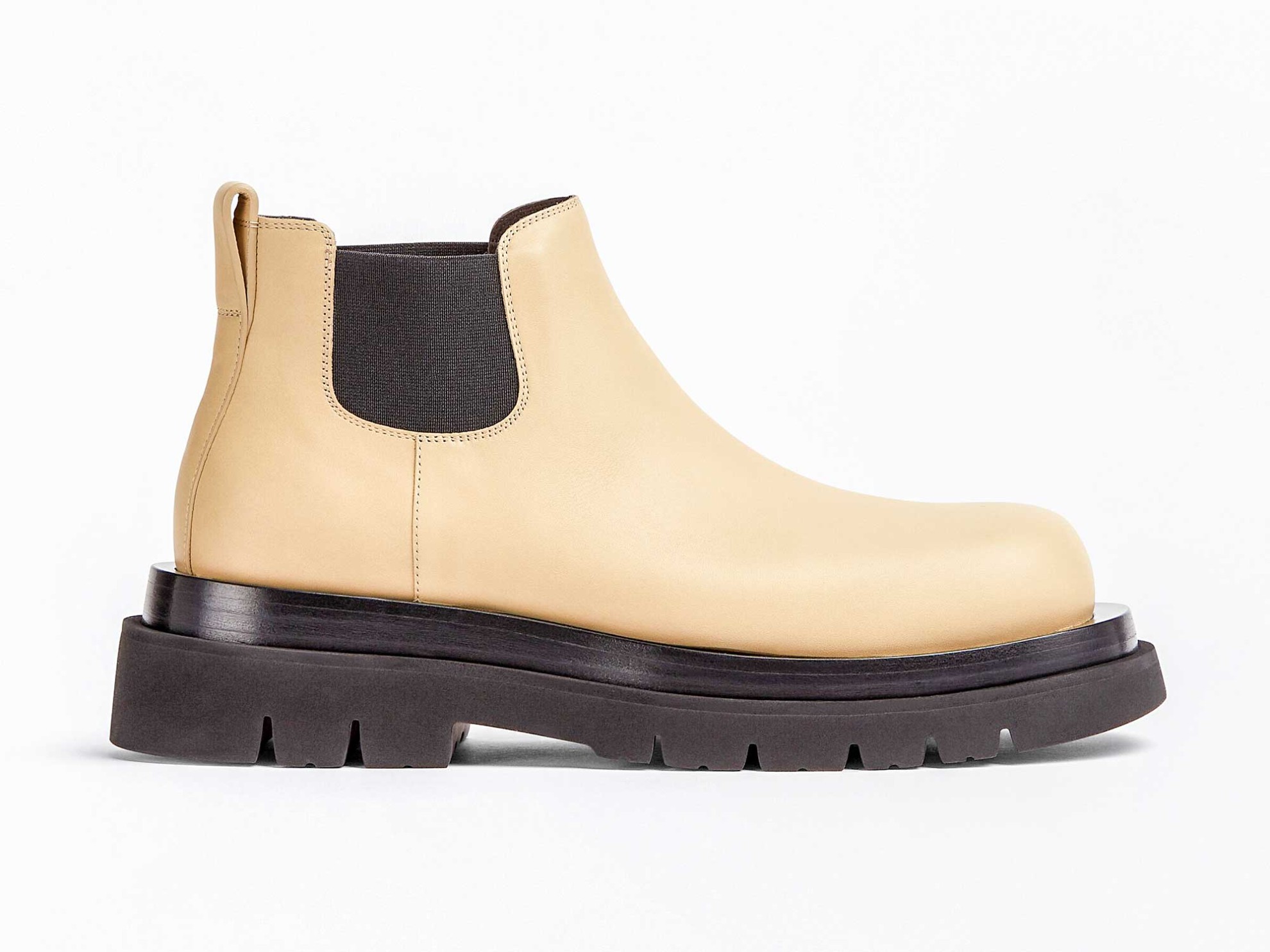 In an original sugar cane color, this flat boot presents a strong chromatic contrast between the sole, upper and elastic. Here too, the upper is extremely smooth, supported by a 5.5 cm platform sole. High. Rounded and spacious last. BOTTEGA VENETA: Next winter booties?