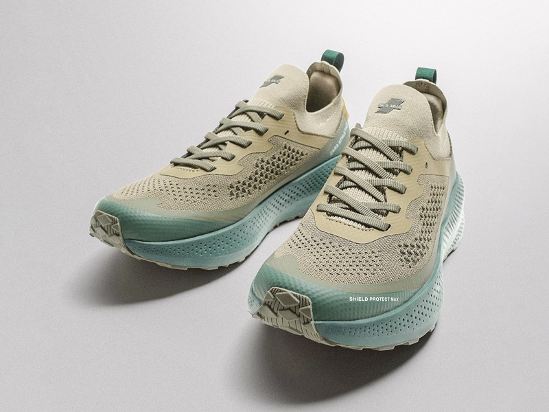 Zapatillas deportivas de running con malla técnica y suelas altas