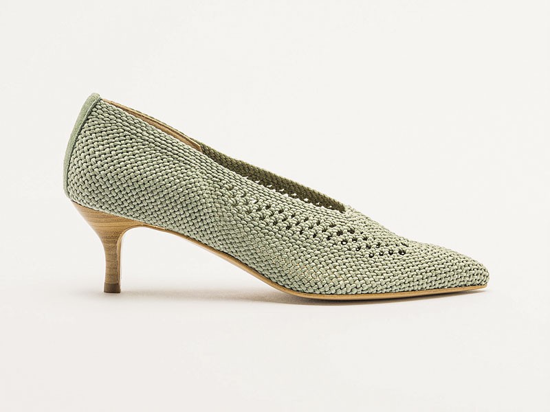 High shoes combine pointed toes, textures and heels