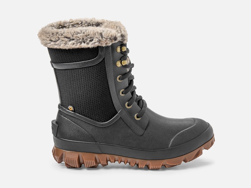 Men’s snow-style footwear with insulation and traction soles