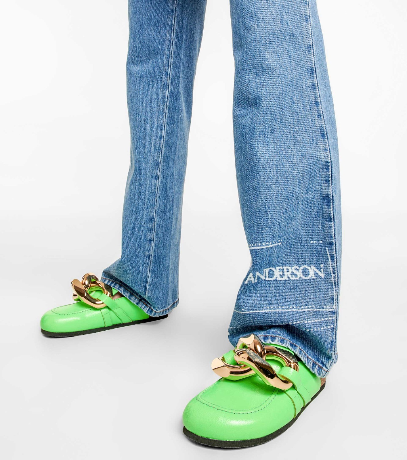 Próximo Verano 2022/23. Verde brillante y cadena exagerada para las mules de JW ANDERSON 