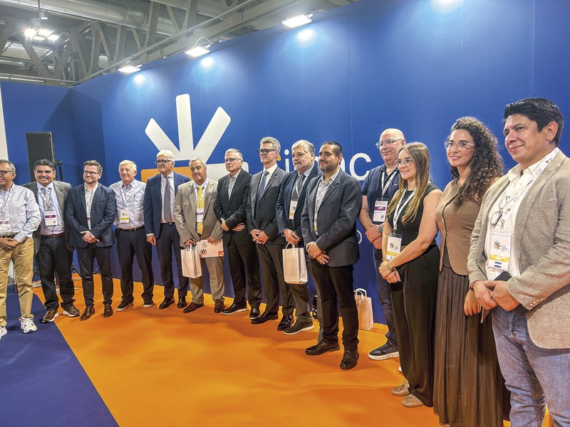 Latin American industry representatives and officials from the Italian association in the final photograph of the meeting.