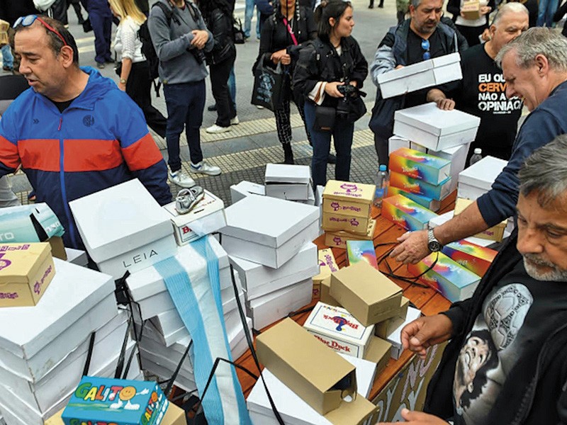 Durante varios horas, los fabricantes zapateros, no dieron a vasto con la entrega de calzados a los ocasionales transeúntes.