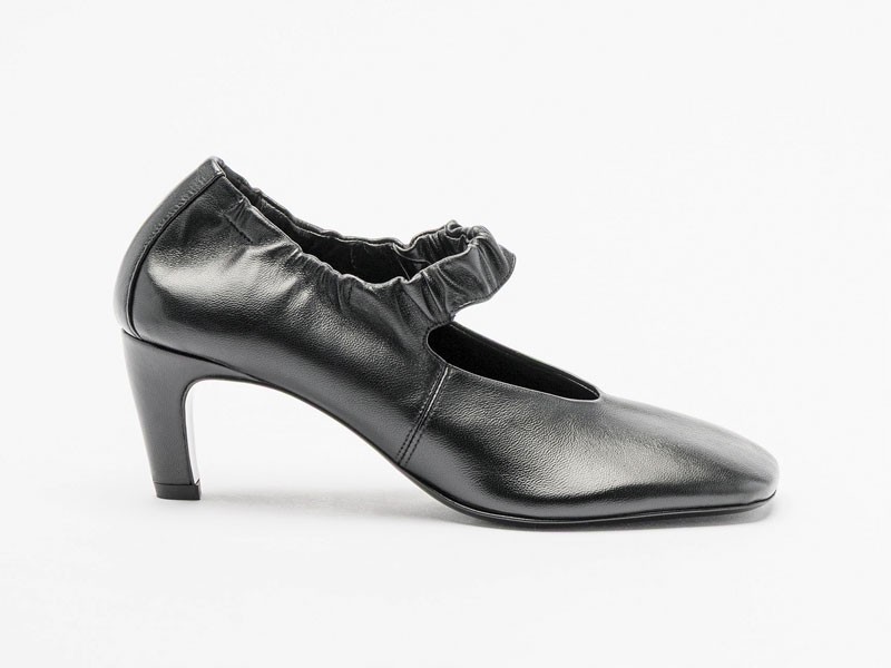 High shoes combine pointed toes, textures and heels