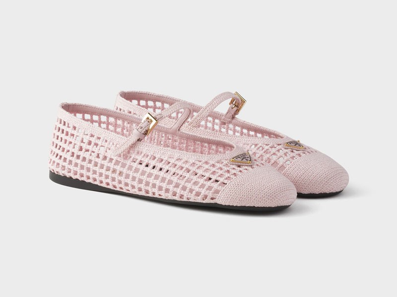 ROSA CALZADO MUJER ARTESANAL SANDALIA TENDENCIA PRIMAVERA VERNAO 2026 2027 SERMA167cq5dam.web.hebebed.2400.2400-(1).jpg Soft pink footwear updates urban silhouettes with bright accents