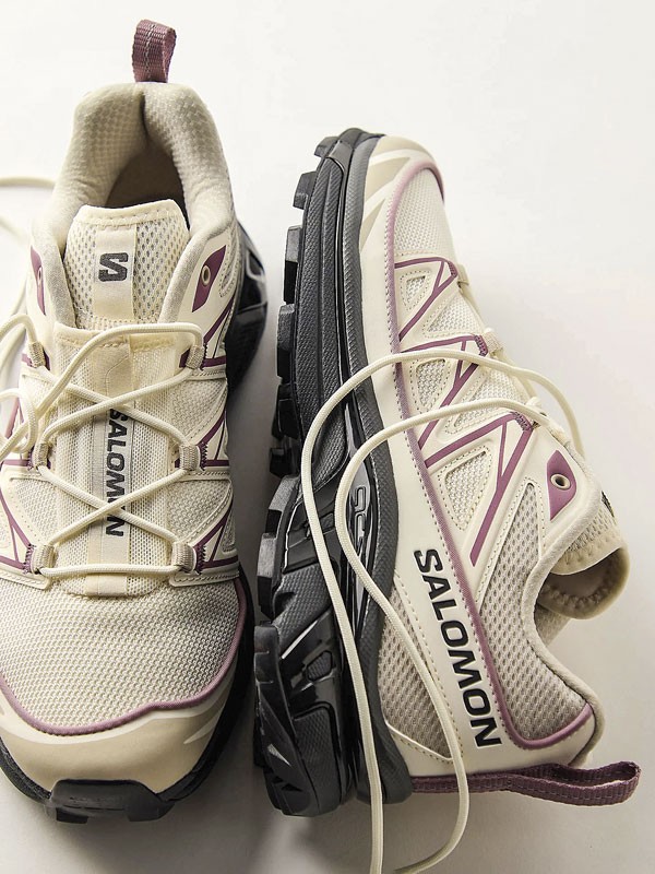 Sneakers urbanas combinan mallas, cordones y suelas mixtas