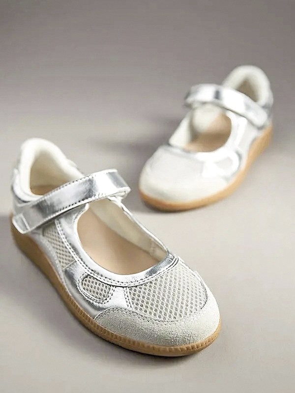 BALLERINAS BALERINAS MARY JANE GUILLERMINAS MUJER TENDENCIA CALZADO MARROQUINERIA BOLSOS CARTERAS PRIMAVERA VERANO 2026 SERMA 158 34316333~silver_1738000969237_1.jpg Ballerinas Mary Jane redefinen el escote sobre el empeine
