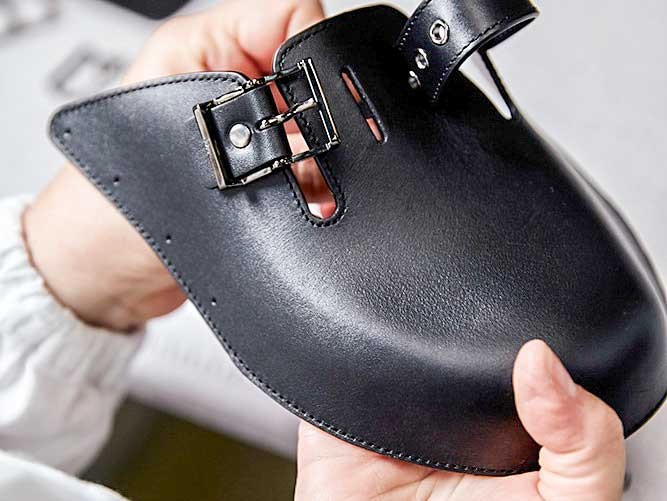 ÚNICOS. Los zuecos de DIOR con suela híbrida: madera y caucho TR