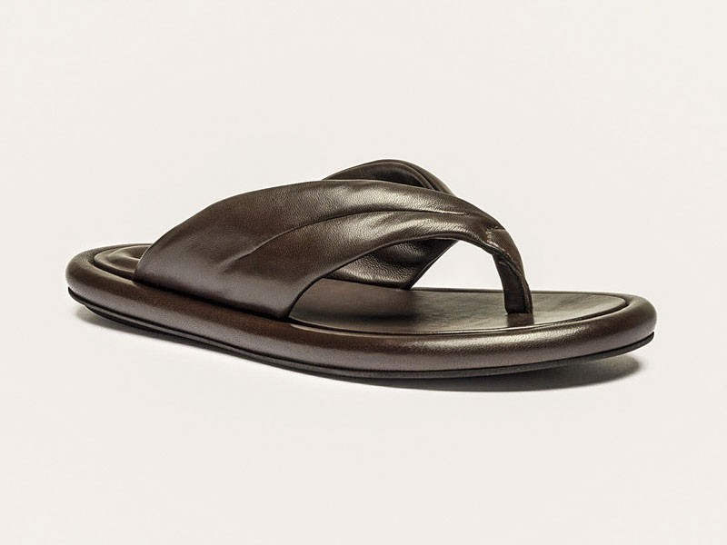 OJOTAS MUJER CALZADO TENDENCIA PRIMAVERA VERNAO 2026 2027 SERMA167OCDESEN112GUANTM661_3_238fba23-6.jpg Urban flip-flops refine straps, textures and dark tones