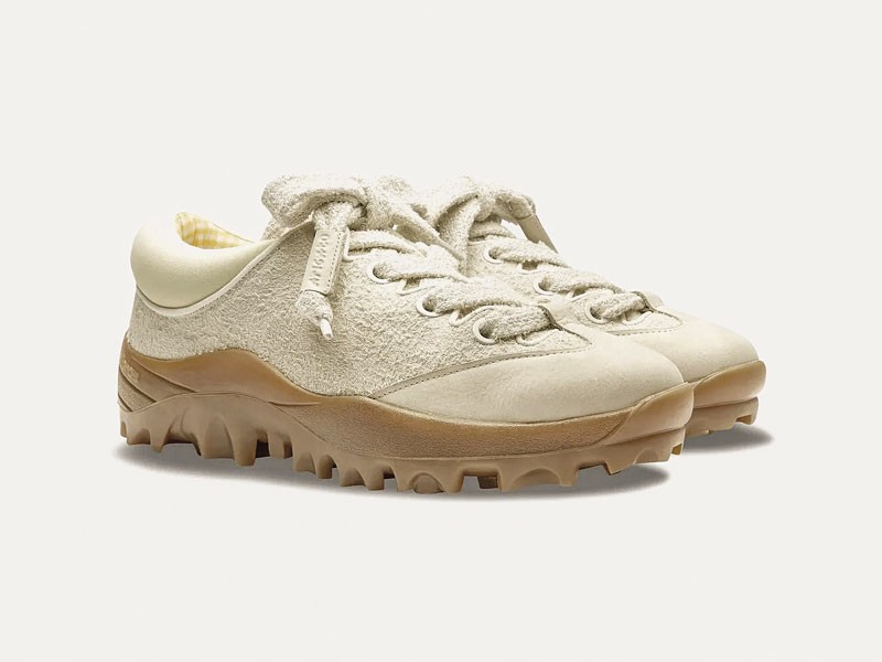 Sneakers urbanas combinan mallas, cordones y suelas mixtas