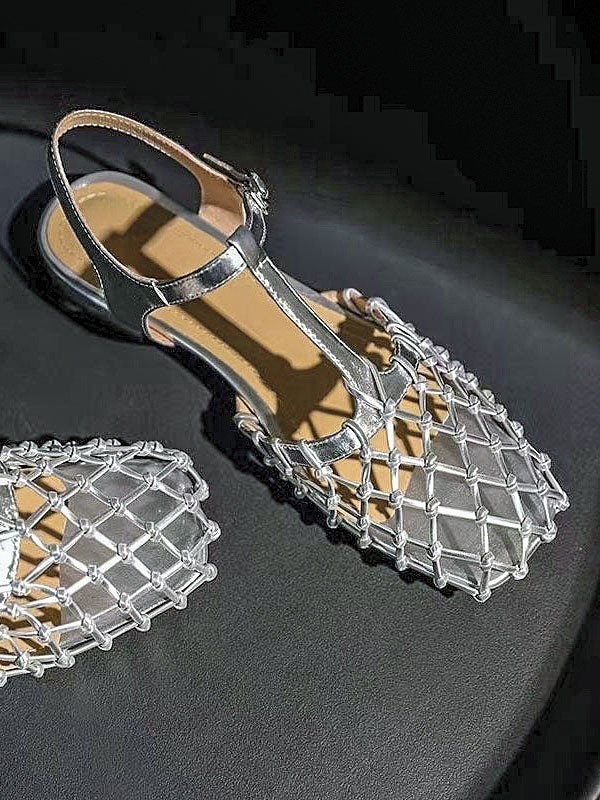 Sandalias cangrejeras renuevan tramas, color y tiras