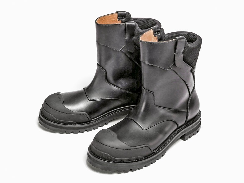 Flat boots