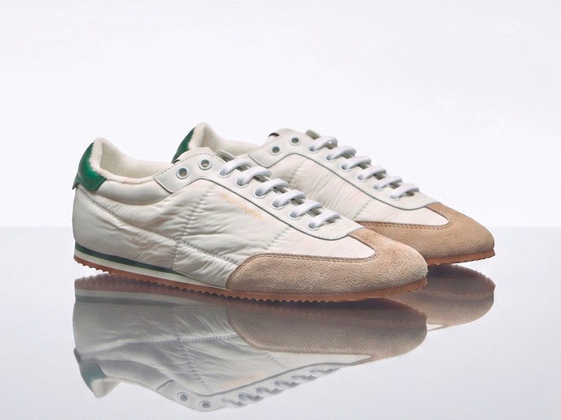 sla0257038_wht_02.jpg Slim sneakers refine profiles through low soles