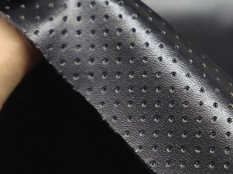 Material sintético perforado para capellada de calzado, con detalle de grano y patrón de perforación. Cómo especificar materiales sintéticos para calzado: flexión, hidrólisis, abrasión y aplicación