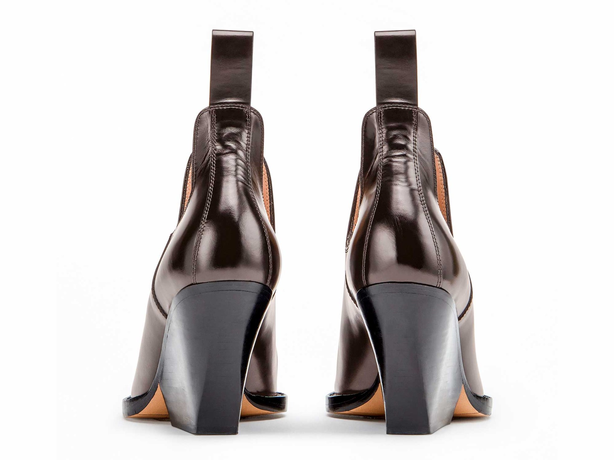 The exclusive outline of the heels in harmony with the shapes of the last, mark the sophisticated aesthetic of this model. BOTTEGA VENETA: Next winter booties?