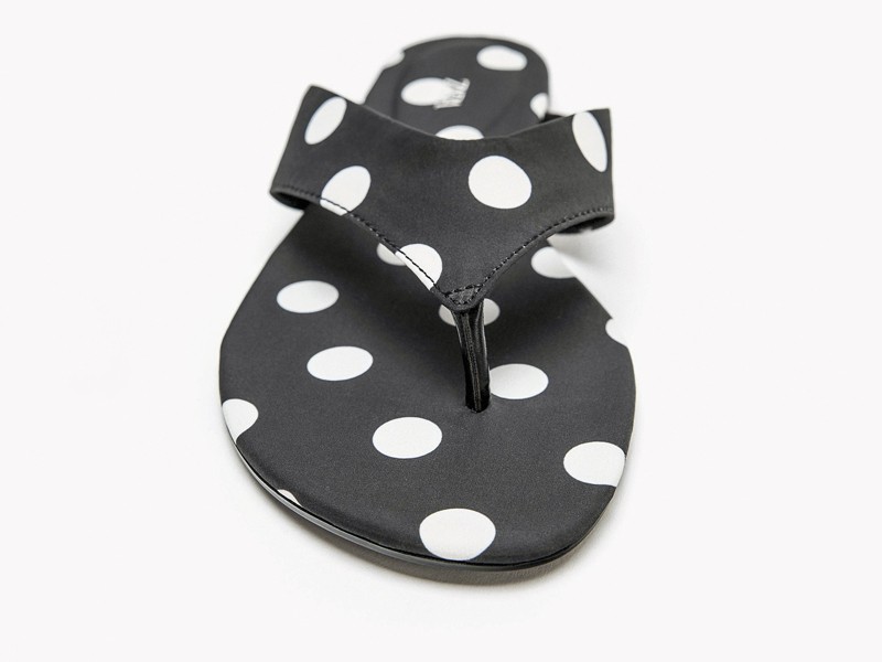 ESTAMPA DE ALUNARES LUNARES POLKA DOTS MUJER TENDENCIA CALZADO MARROQUINERIA BOLSOS CARTERAS PRIMAVERA VERANO 2026 SERMA 15812611810800-e3.jpg Los contrastes bicolores definen calzado y bolsos con lunares