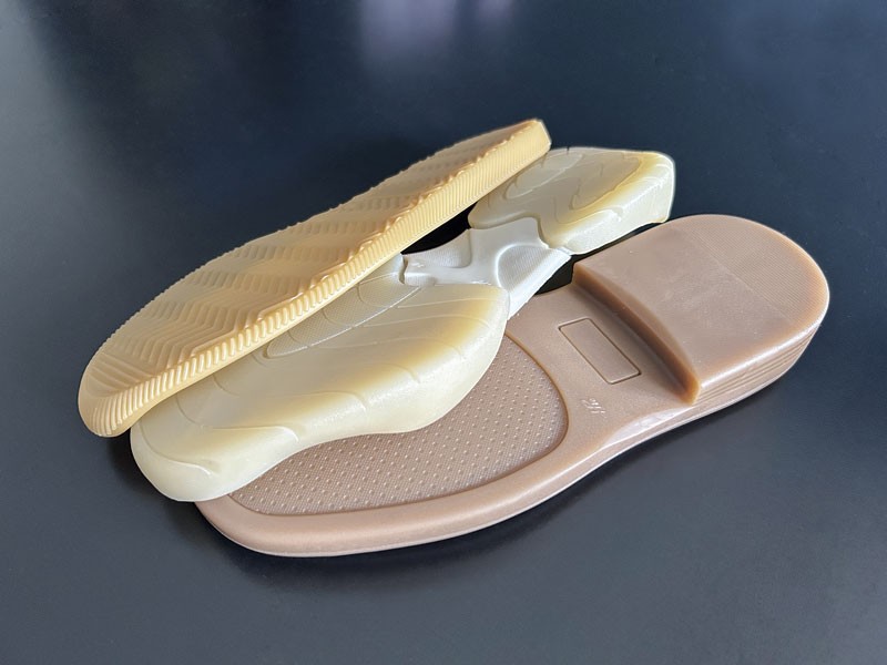 La producción de suelas inyectadas, requiere una correcta coordinación de proceso, materiales y tecnología.