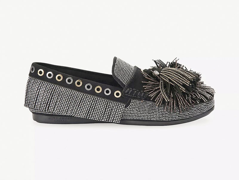 Mocasines folk combinan flecos, lazos y una paleta tierra