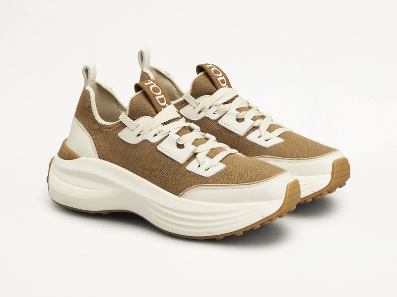 Chunky sneakers reinforce volume, soles and technical layers