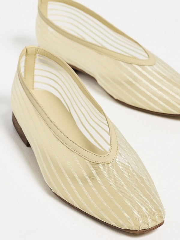 MATERIALES MESH MUJER CALZADO TENDENCIA PRIMAVERA VERNAO 2026 2027 SERMA 157kaana3037512601_1774976122462_2-0._QL90_UX1128_.jpg Mesh materials lighten women’s flats with transparency