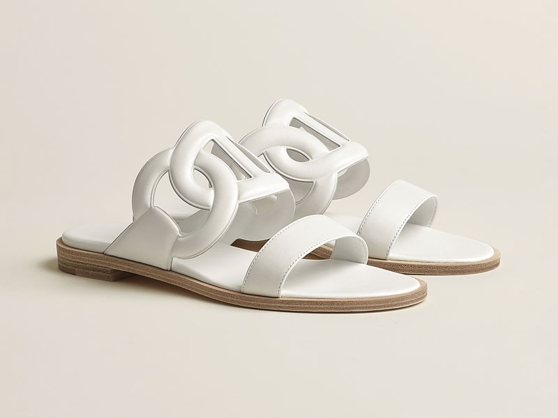 Women’s sandals lighten straps, buckles and bases