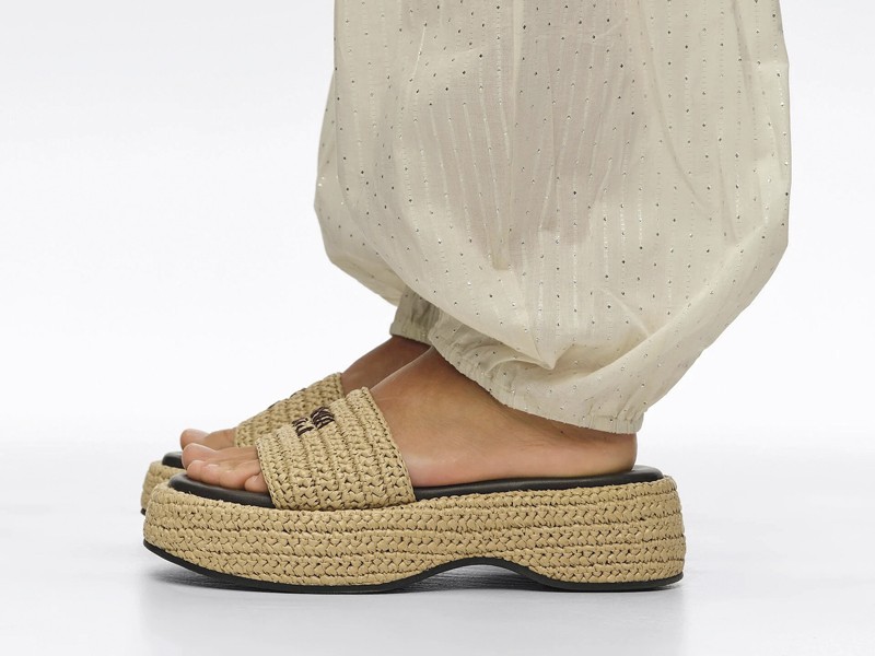 CHANCLAS FAJAS ARTESANALAES MUJER TENDENCIA CALZADO MARROQUINERIA BOLSOS CARTERAS PRIMAVERA VERANO 2026 SERMA 158261BZ1517_10080_D_3.jpg Tiras y hebillas estructuran capelladas para sandalias