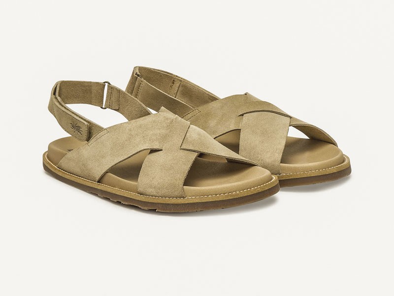 Men’s sandals combine straps, openwork and substantial soles