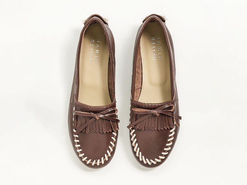 Mocasines folk combinan flecos, lazos y una paleta tierra