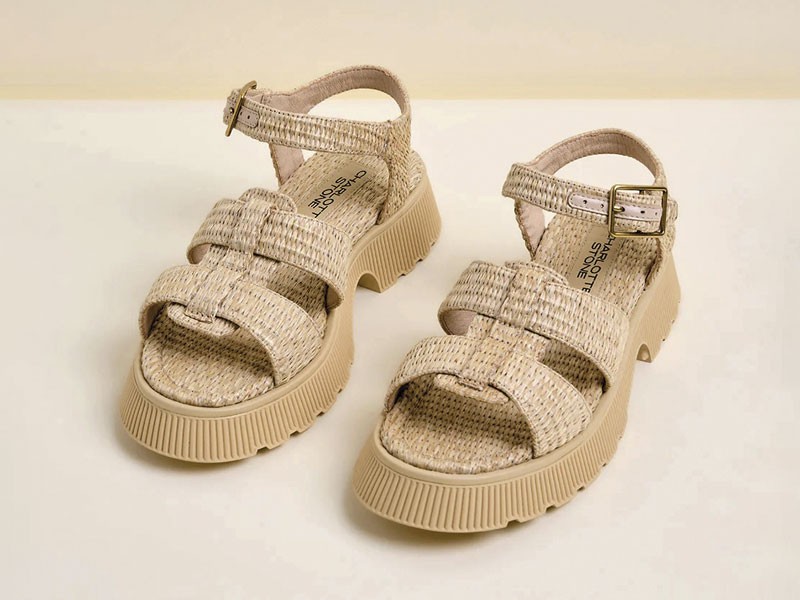 Women’s sandals lighten straps, buckles and bases