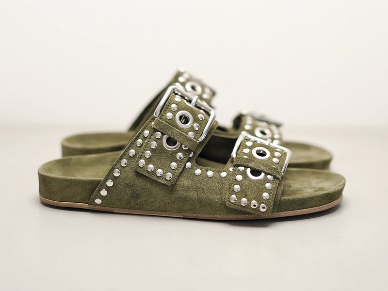 CHANCLAS SANDALIAS MUJER CALZADO TENDENCIA PRIMAVERA VERNAO 2026 2027 SERMA167Styles_S2614.jpg Hardware transforms sandals through buckles, studs and crossings